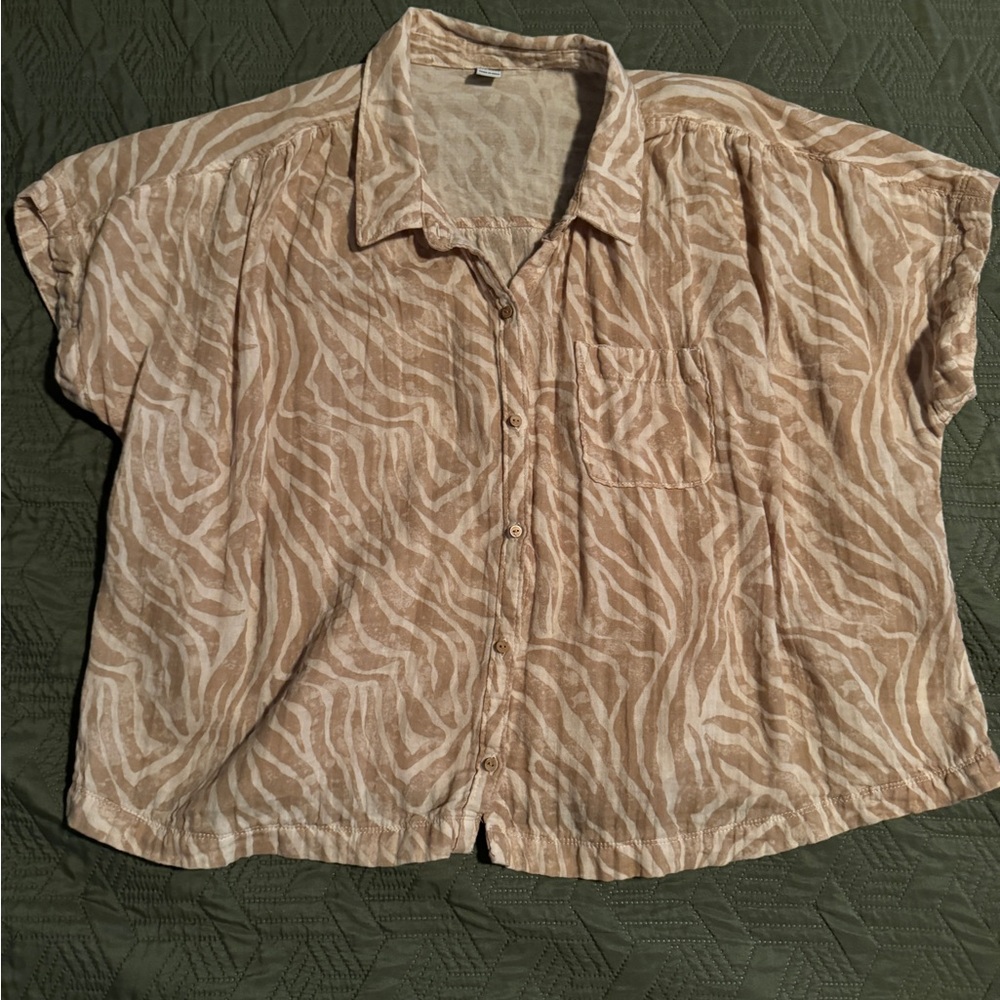 Old navy XL button front short sleeve shirt zebra